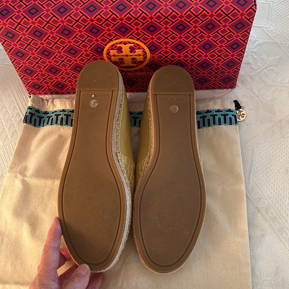 TORY BURCH YELLOW LEATHER CROC-EMBOSSED FLAT ESPADRILLES - Picture 4 of 6